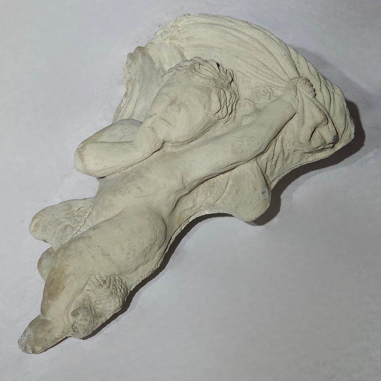 Barnformad väggträdgårdsfontän med pelare.