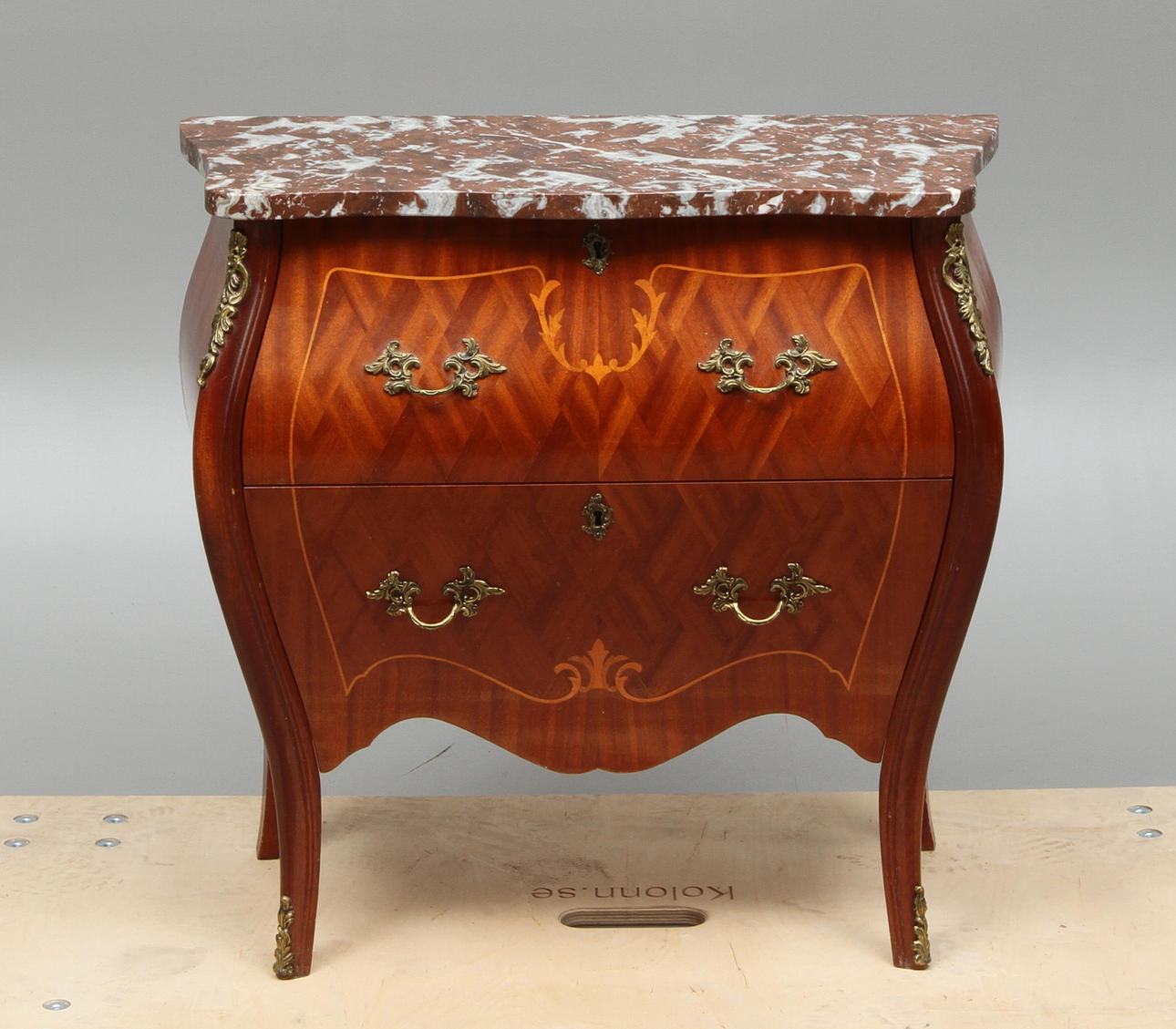 BYRÅ, med stenskiva, Louis XV-stil, 1900-tal.