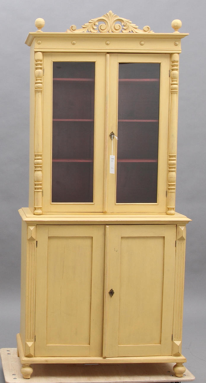 BOKSKÅP. Nyrenässans, gul målat.