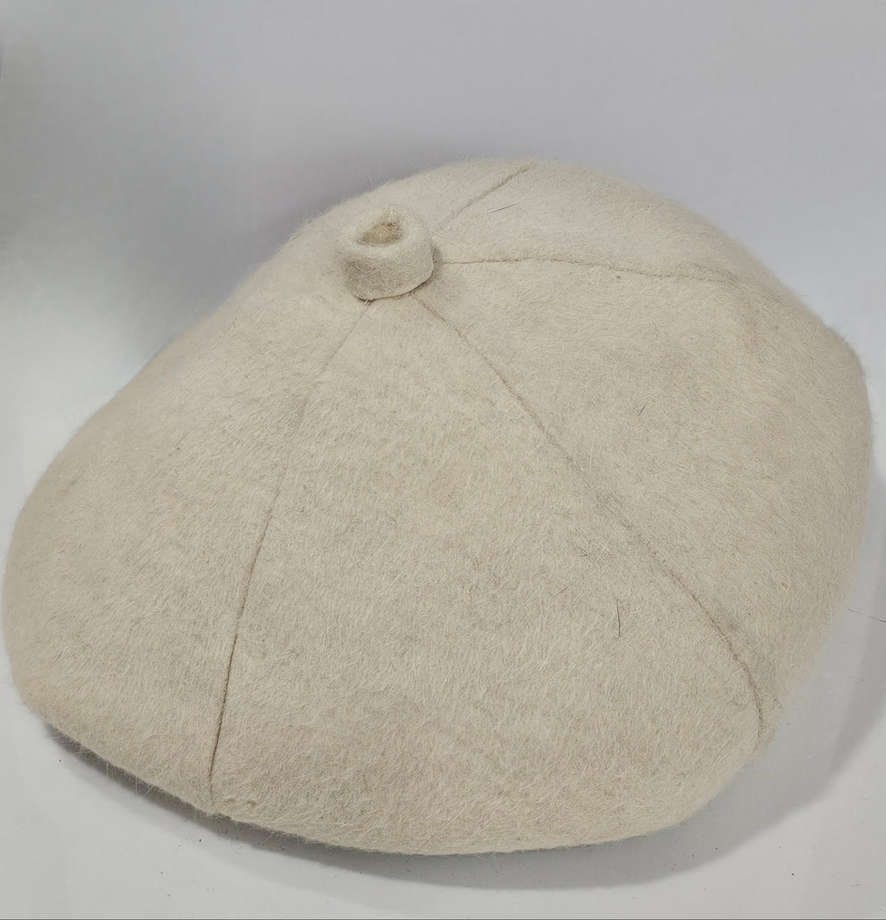 Kvinders cashmere uldbaret i elfenbenfarve.