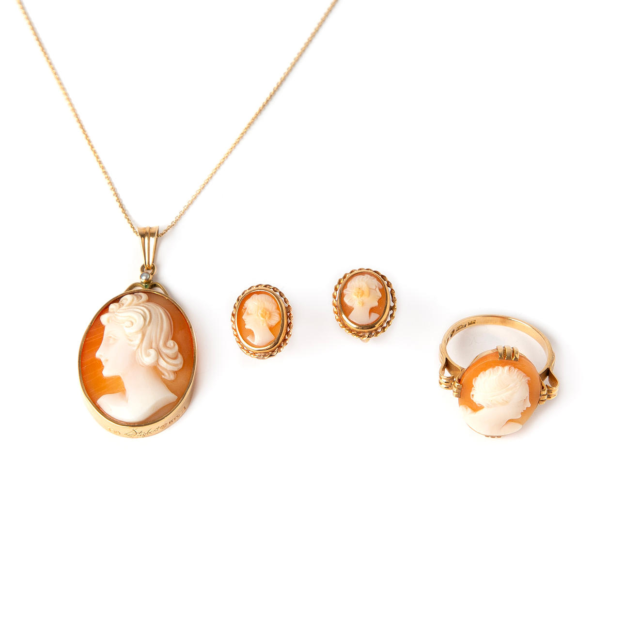 PENDANT, EARRING AND RING, 18K gold with cut seashell camel.