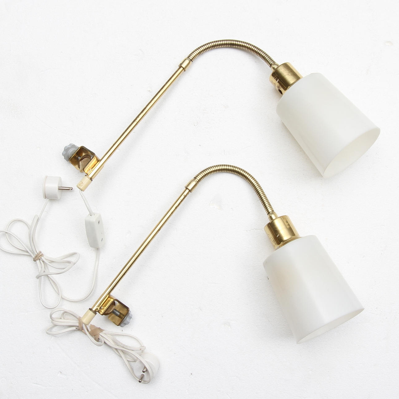 SÄNGLAMPOR, ett par, mässing, 1900-talets andra hälft.