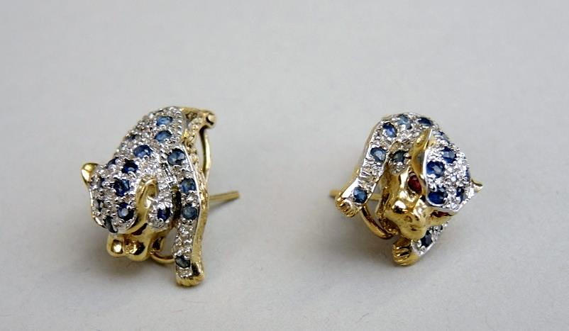 ÖRHÄNGEN I FORM AV EN PANTER, 14 K VITT OCH GULT GULD.