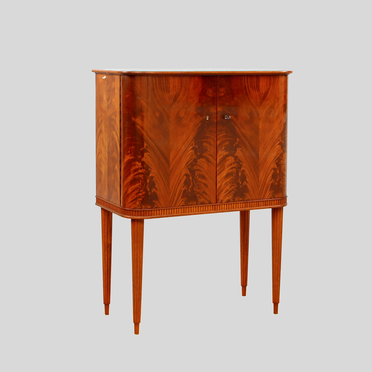 BARSKÅP, Förenade Möbelfabrikerna, etikettmärkt.