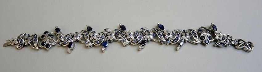 SILVERARMBAND med vita och blåa safirer.