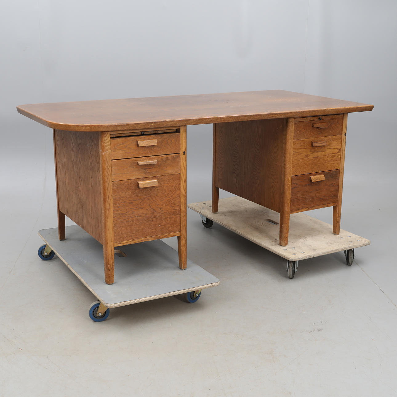 DESK, 2 drawers and a disc.