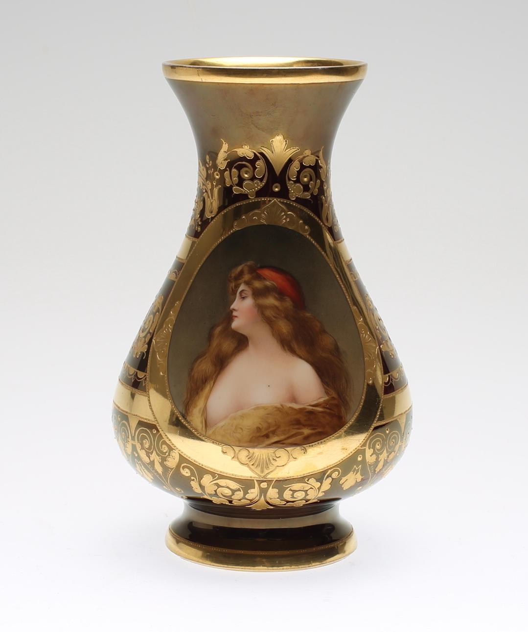 VAS, porslin, bär Wiens märkning, 1800/1900-tal.