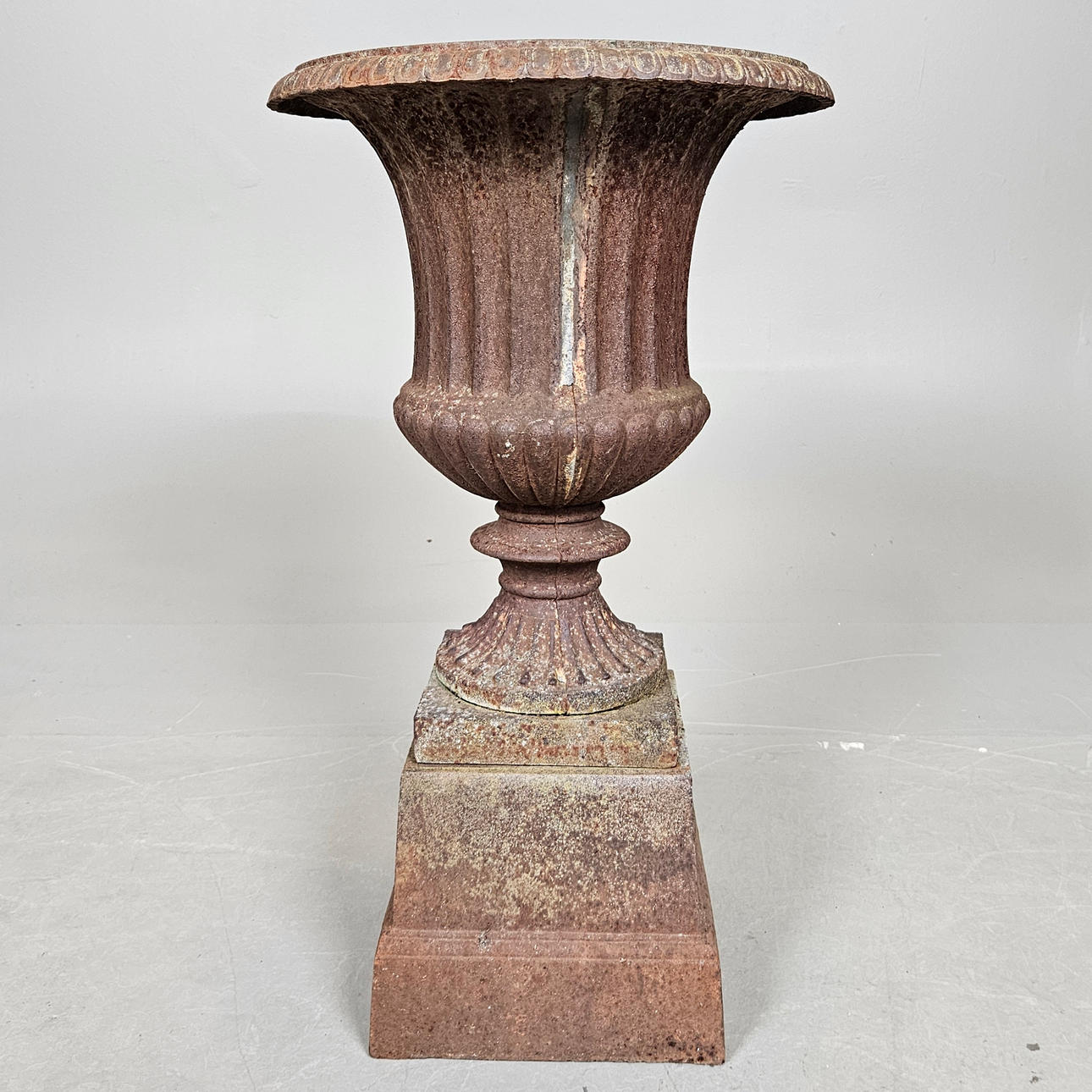 HAVEURNE, 2 stykke, støbt metal, moderne.