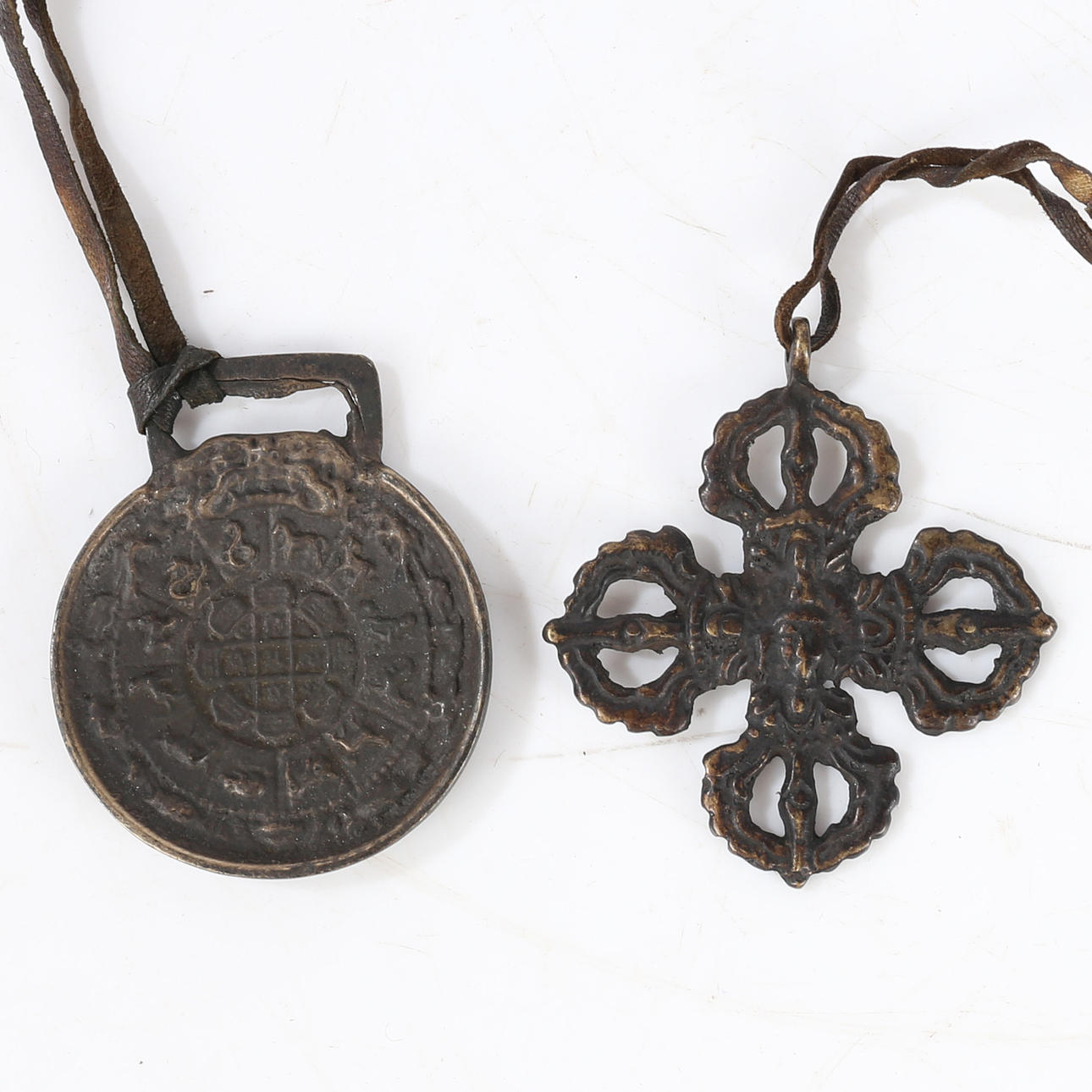 DOS COLGANTES TIBETANOS.