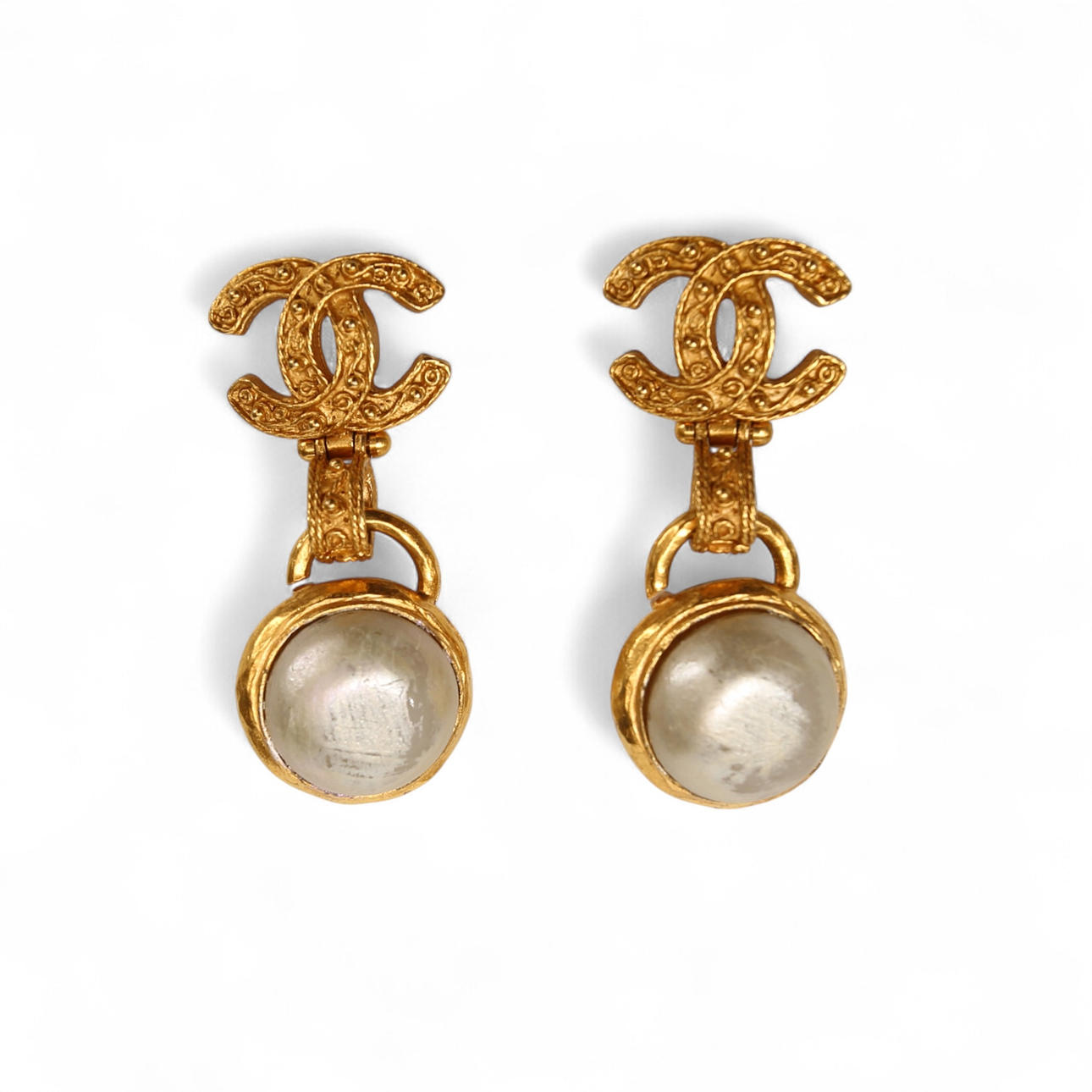 CHANEL OHRRINGE mit Perlen, ein Paar.