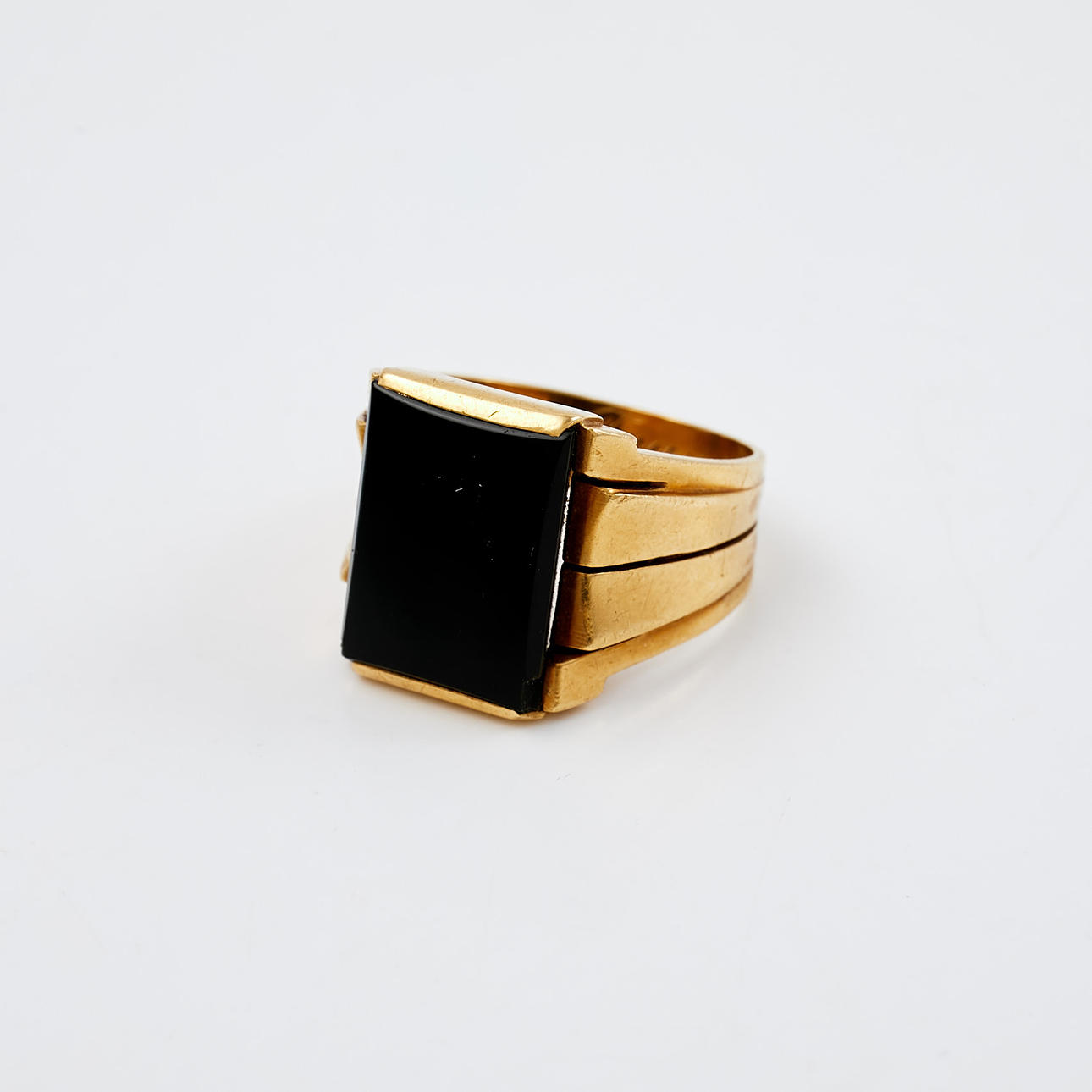 RING, so called heel ring, 18k gold, plane-cut onyx.