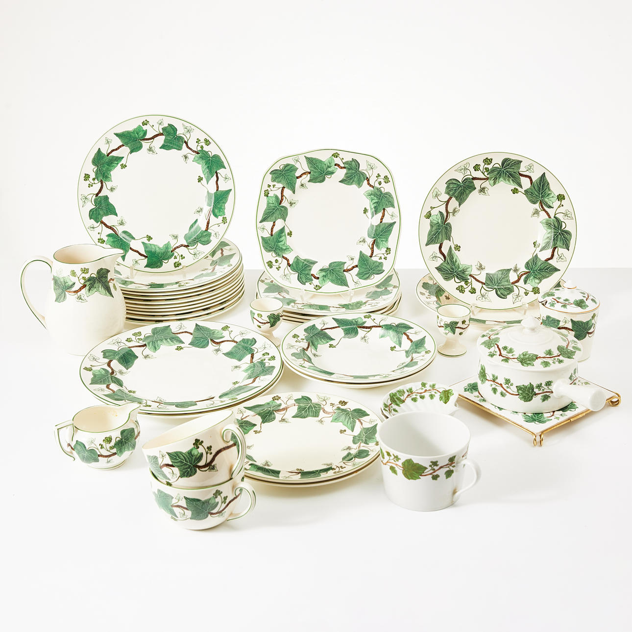 WEDGWOOD. Set of 30 pieces, Napoleon Ivy, Wedgwood of Etruria
