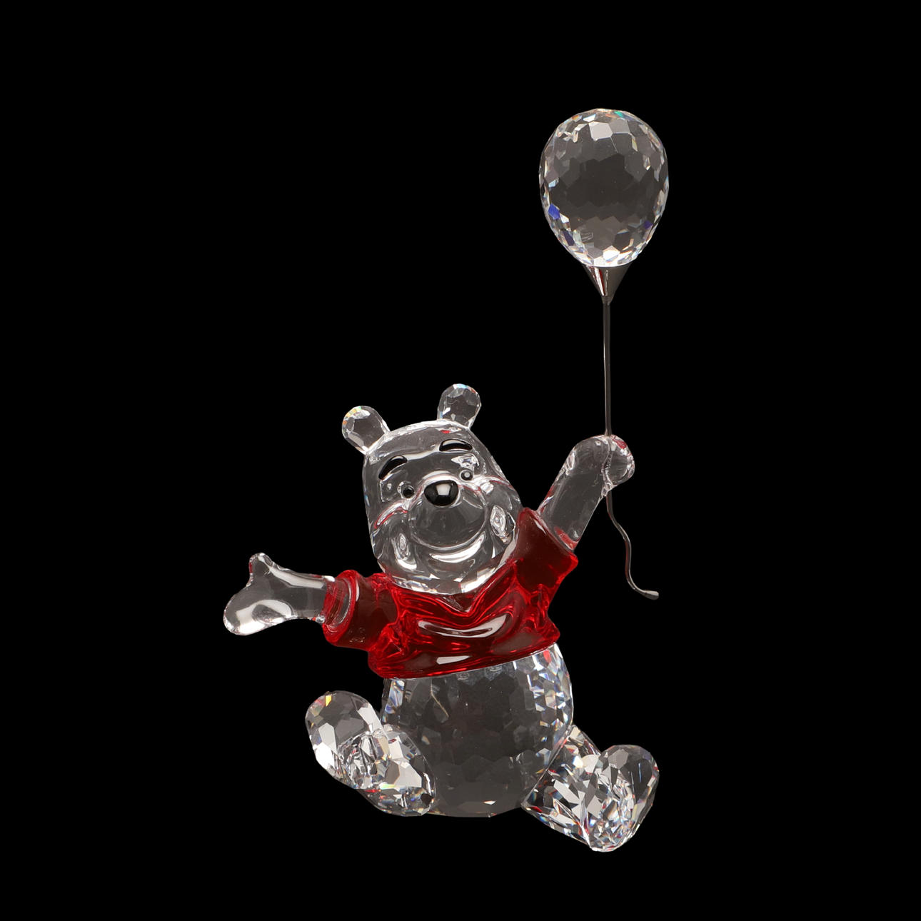 EINE SWAROVSKI-KRISTALLFIGUR VON WINNIE PUUH.