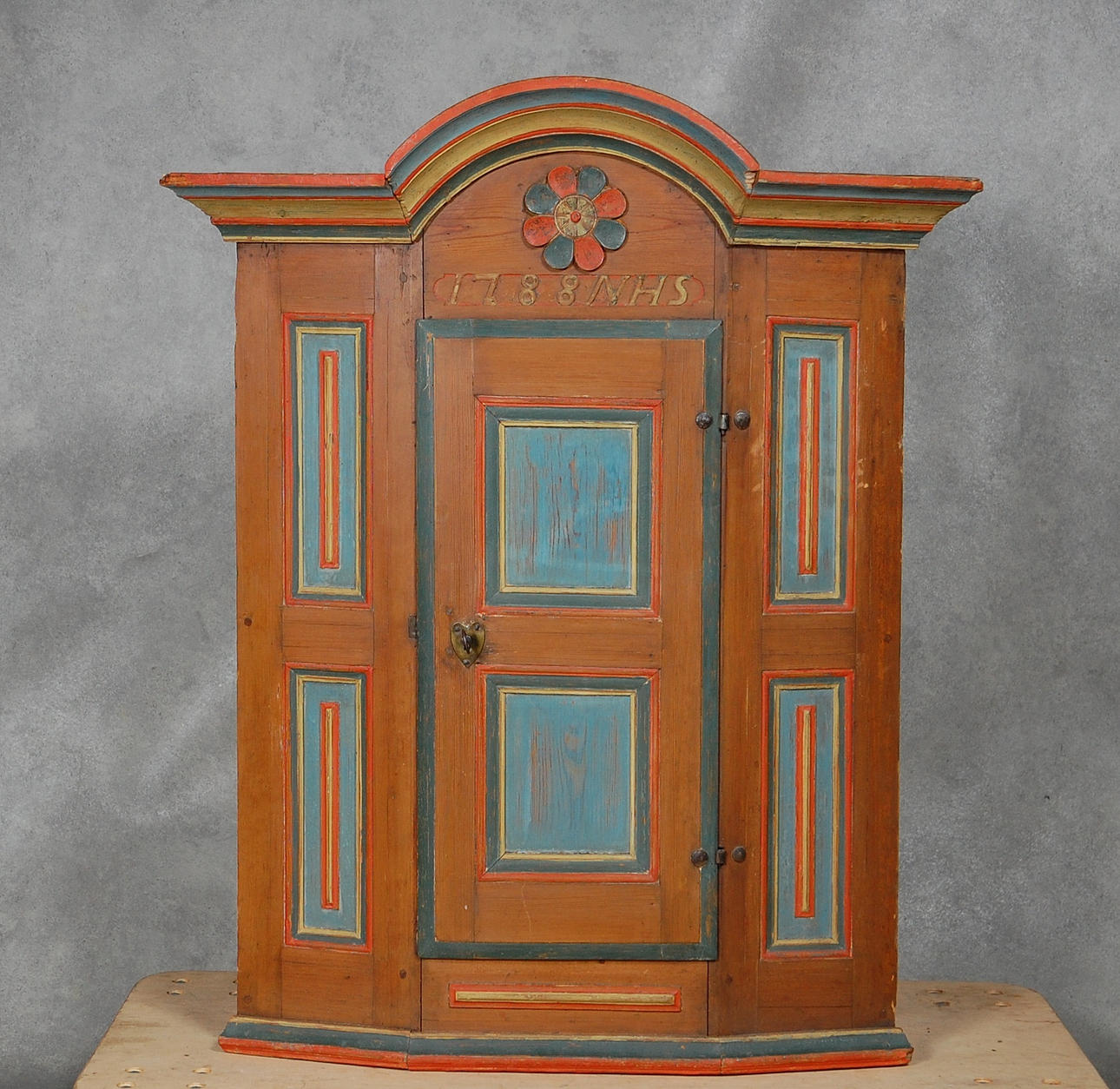 HÖRNSKÅP, originalskick , originalmålat, märkt NHS daterat 1788.