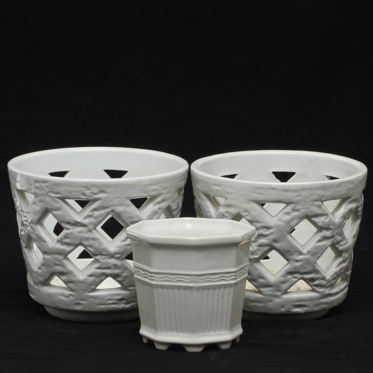 YTTERFODER, 3 st, stengods och porslin, Gunnar Nylund, Rörstrand, samt Prins Eugens Waldemarsudde, Gustavsberg.