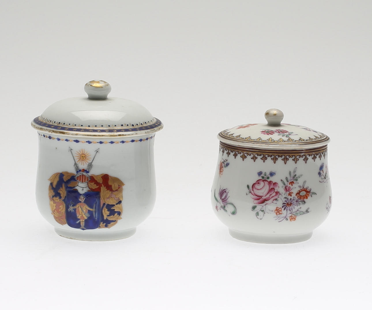 CREMEKOPPAR, 2 st, bland annat vapendekor, Kina.