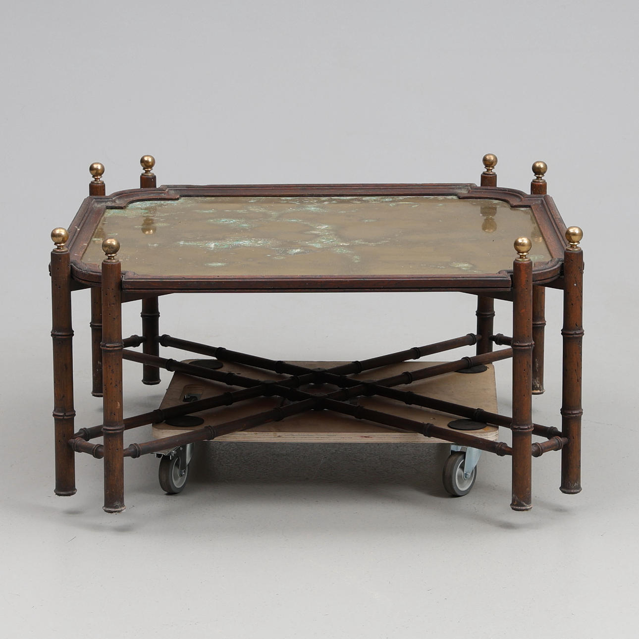 COUCHTISCH, Kolonialstil, Holz/Messing, 20. Jahrhundert.