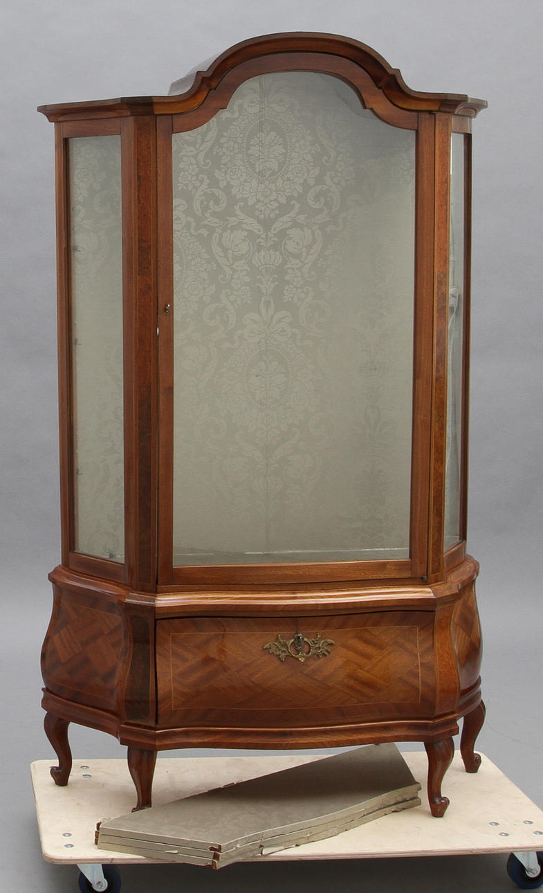 VITRINSKÅP, rokokostil, 1900-tal.