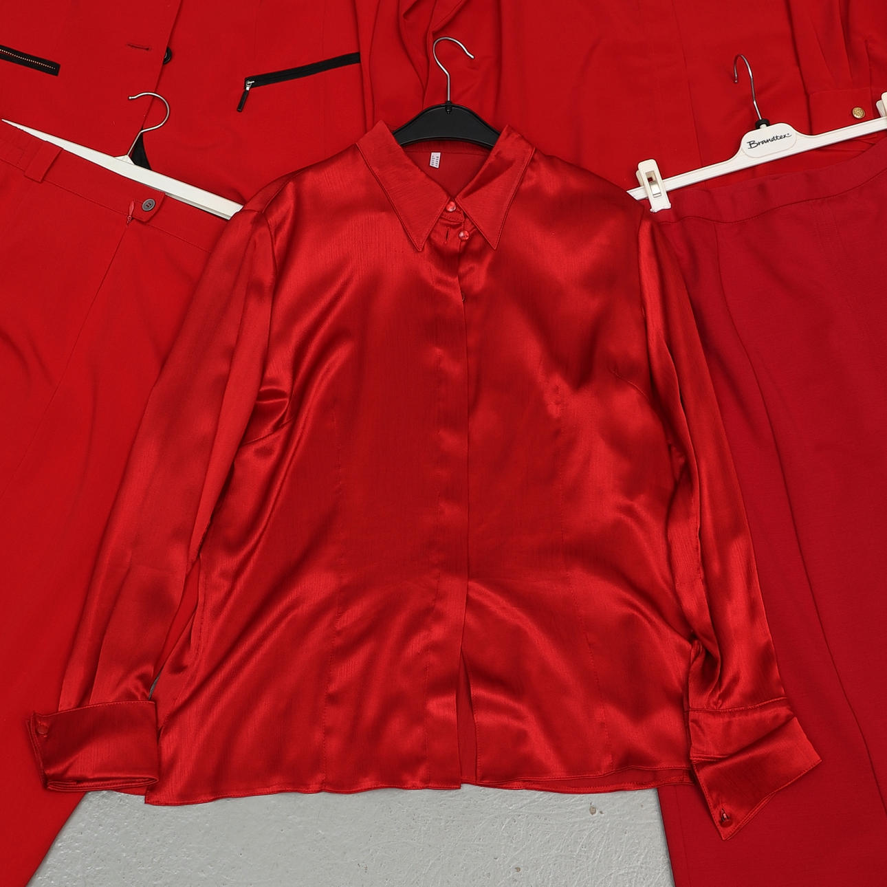 CLOTHES, 5 pcs, incl. Hucke, size 42/44.