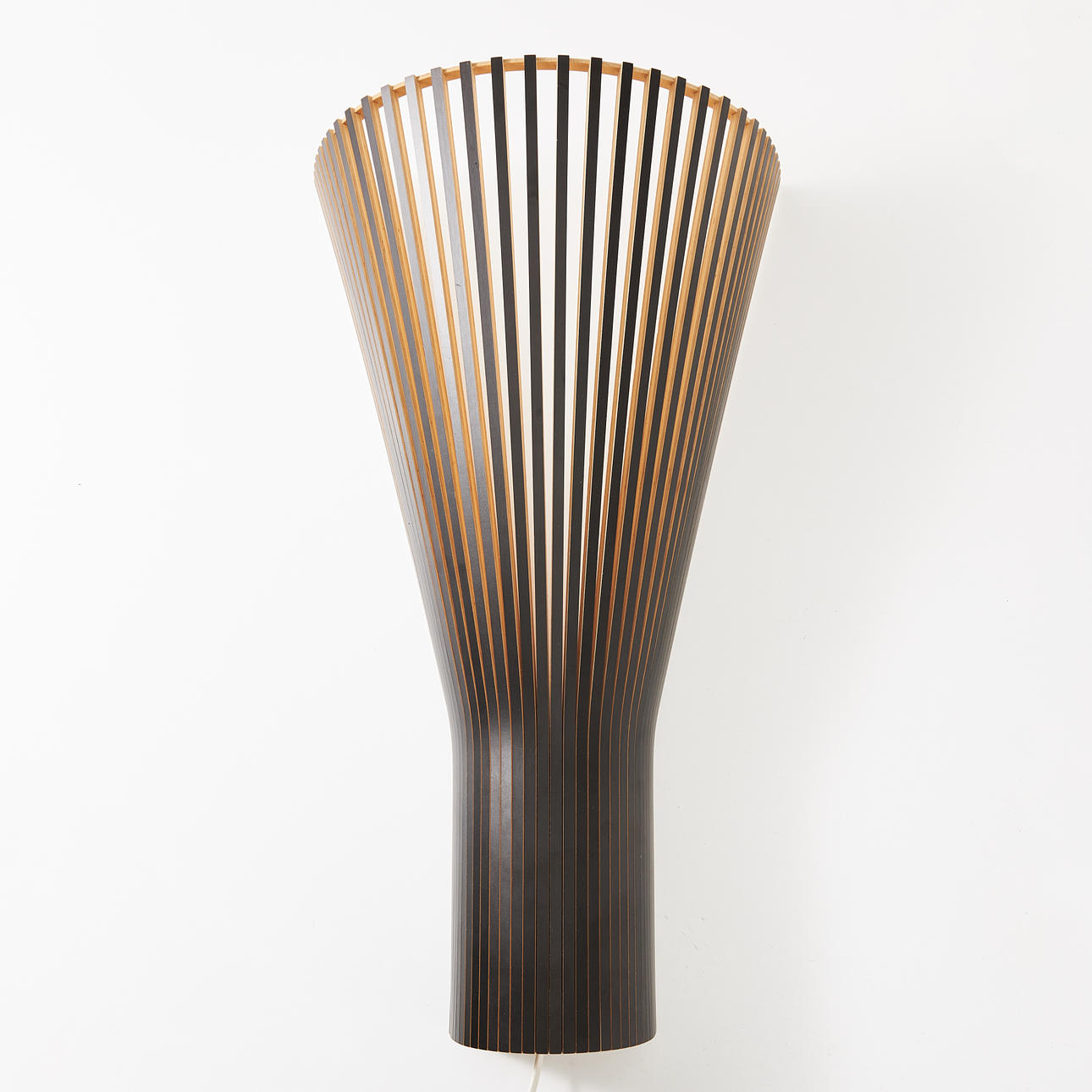 SEPPO KOHO. Seinävalaisin, ”Secto 4230", Secto Design, Suomi.