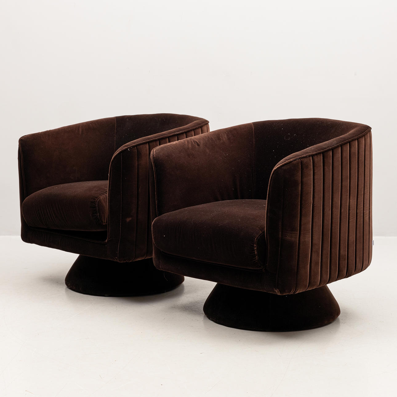 SNURRFÅTÖLJER, ett par, "Coventry" Jotex.