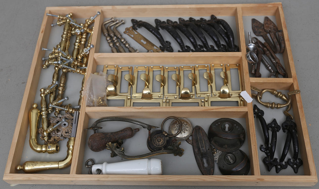 BESLAG, för möbler och dörrar.
