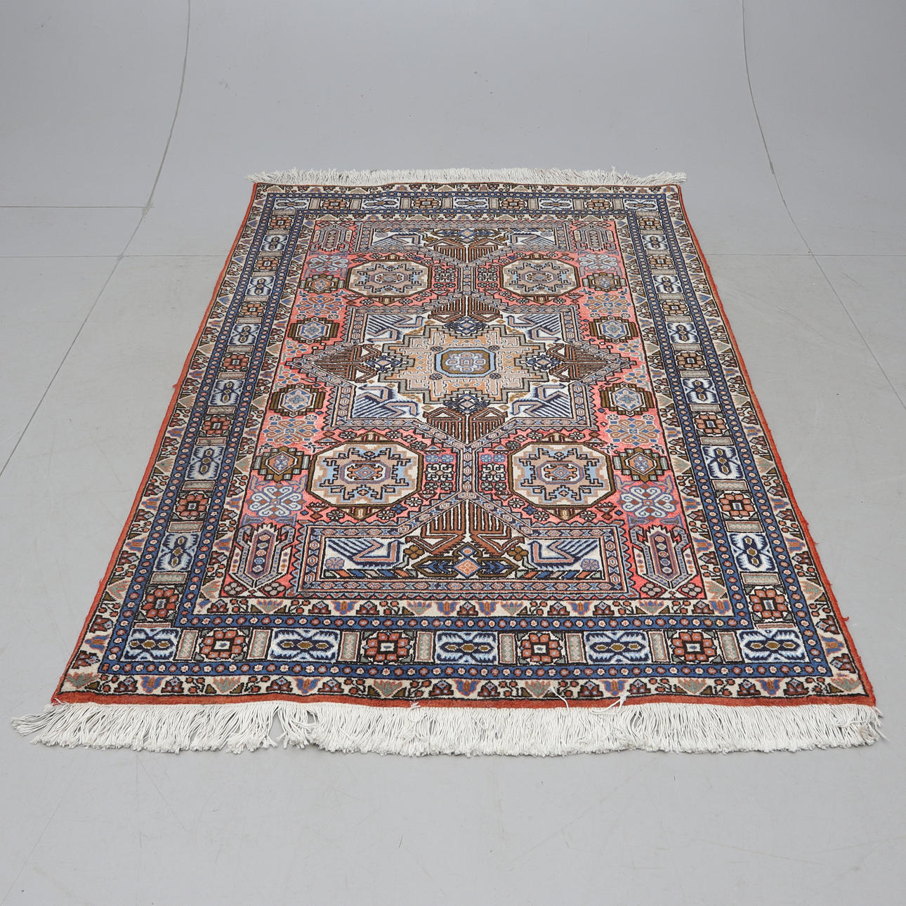 A Persian rug, Täbriz. Approx. 137x200 cm.