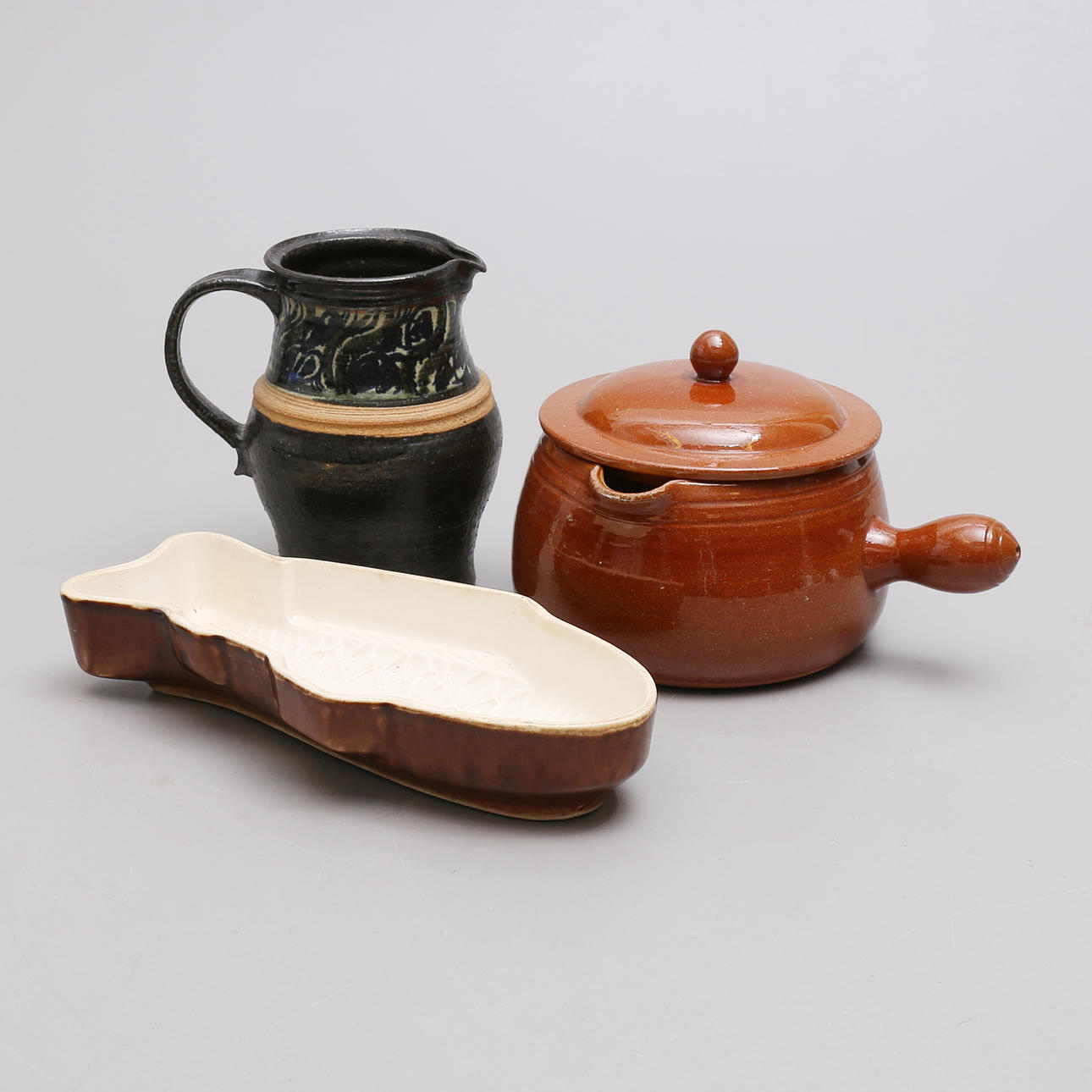 Jarra de gres del siglo XX con cuenco de madera.