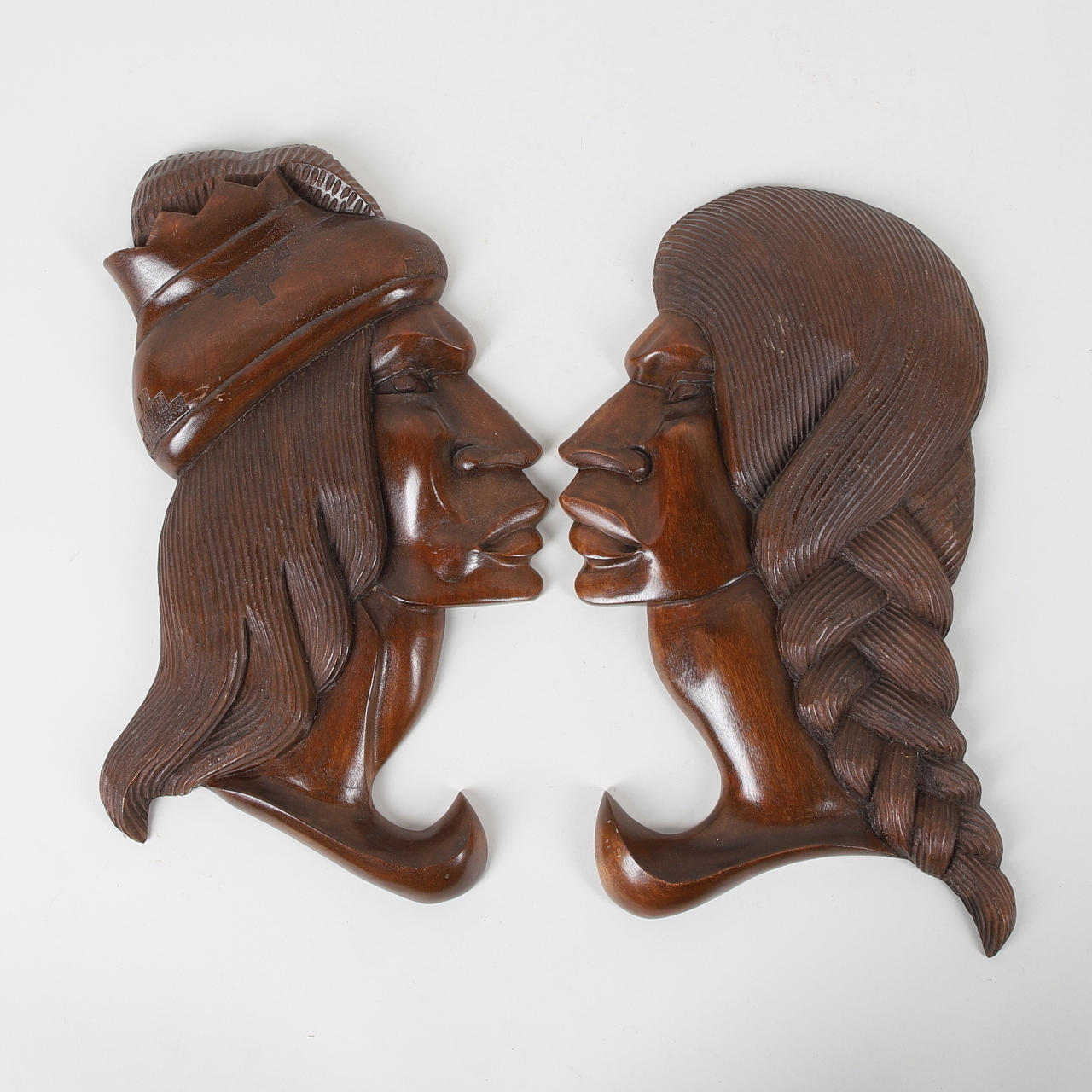 VÆGRELIEFFER, 2 stk, ansigter, træ.