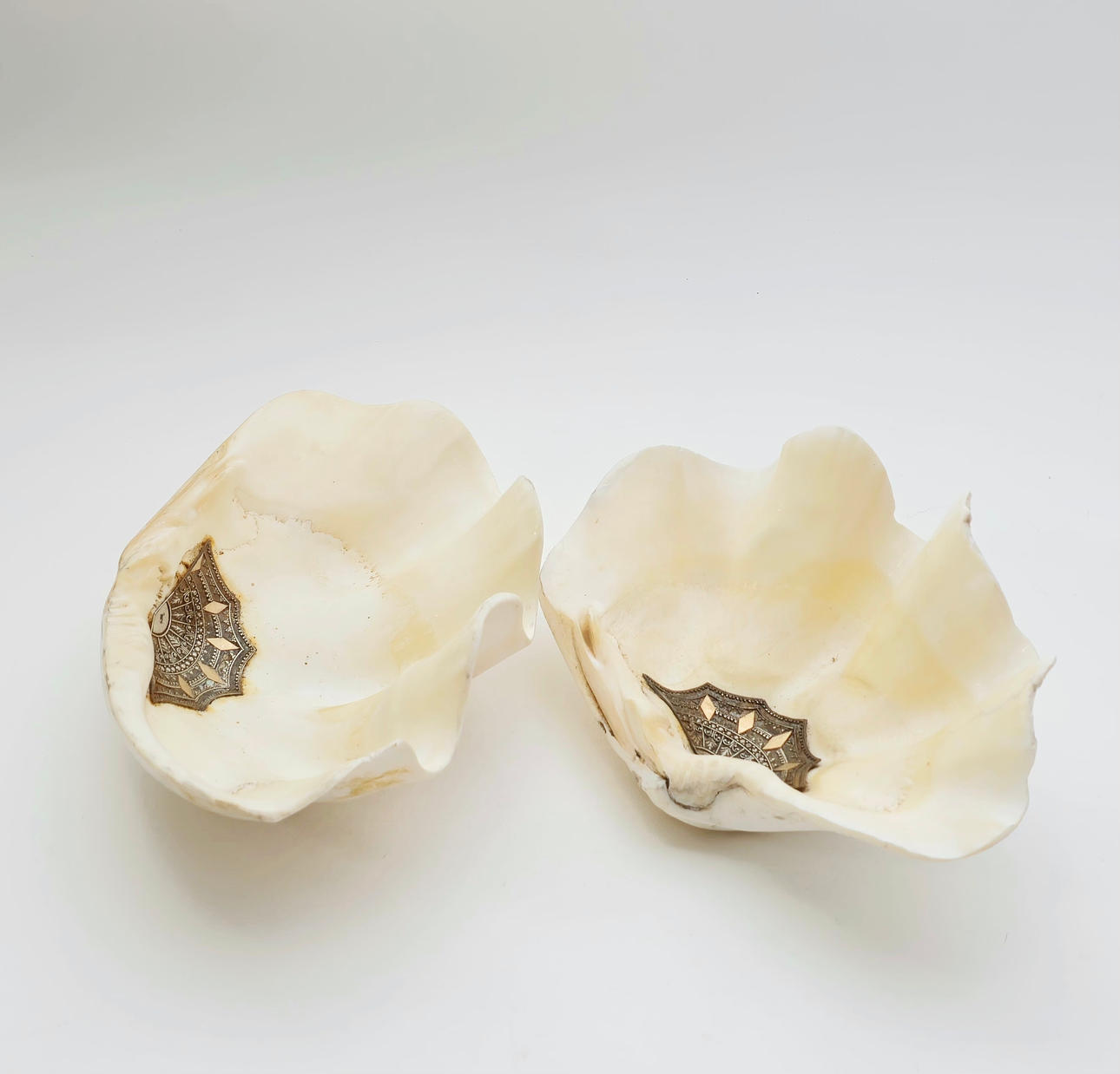 KAKSI KUORTA, JOISSA ON METALLISET INSERTIT.