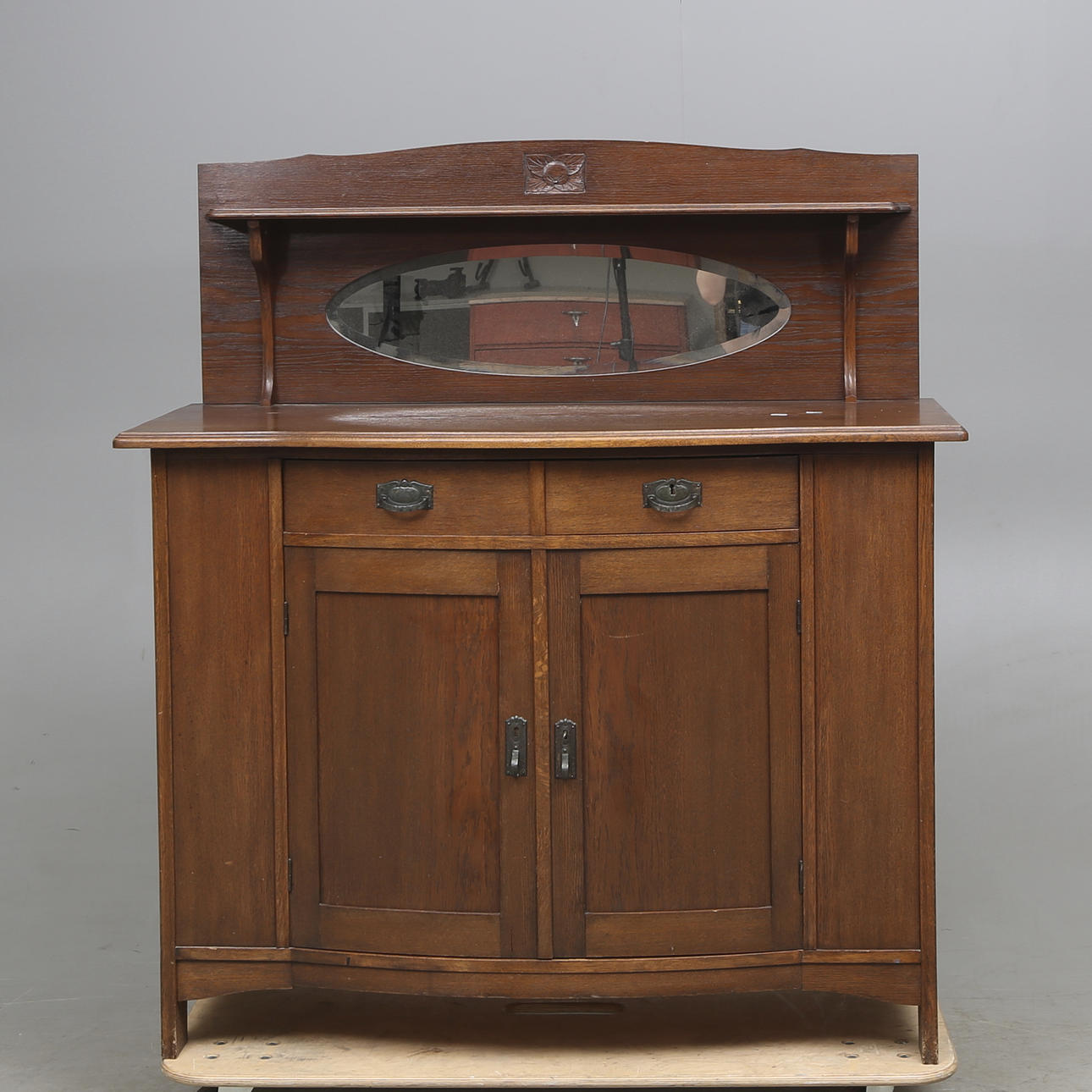 BUFFÈ med spegel, ek. Jugend, 1900-talets första hälft.
