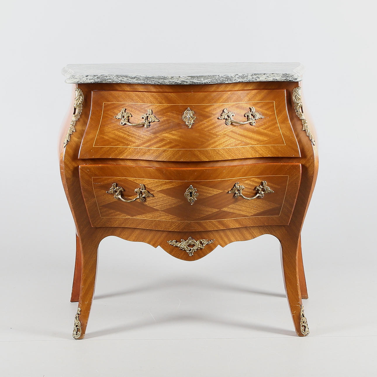 BYRÅ, rokokostil, A.B. Rococo-Möbler, Fredriksdal, med marmorskiva, 1900-tal.