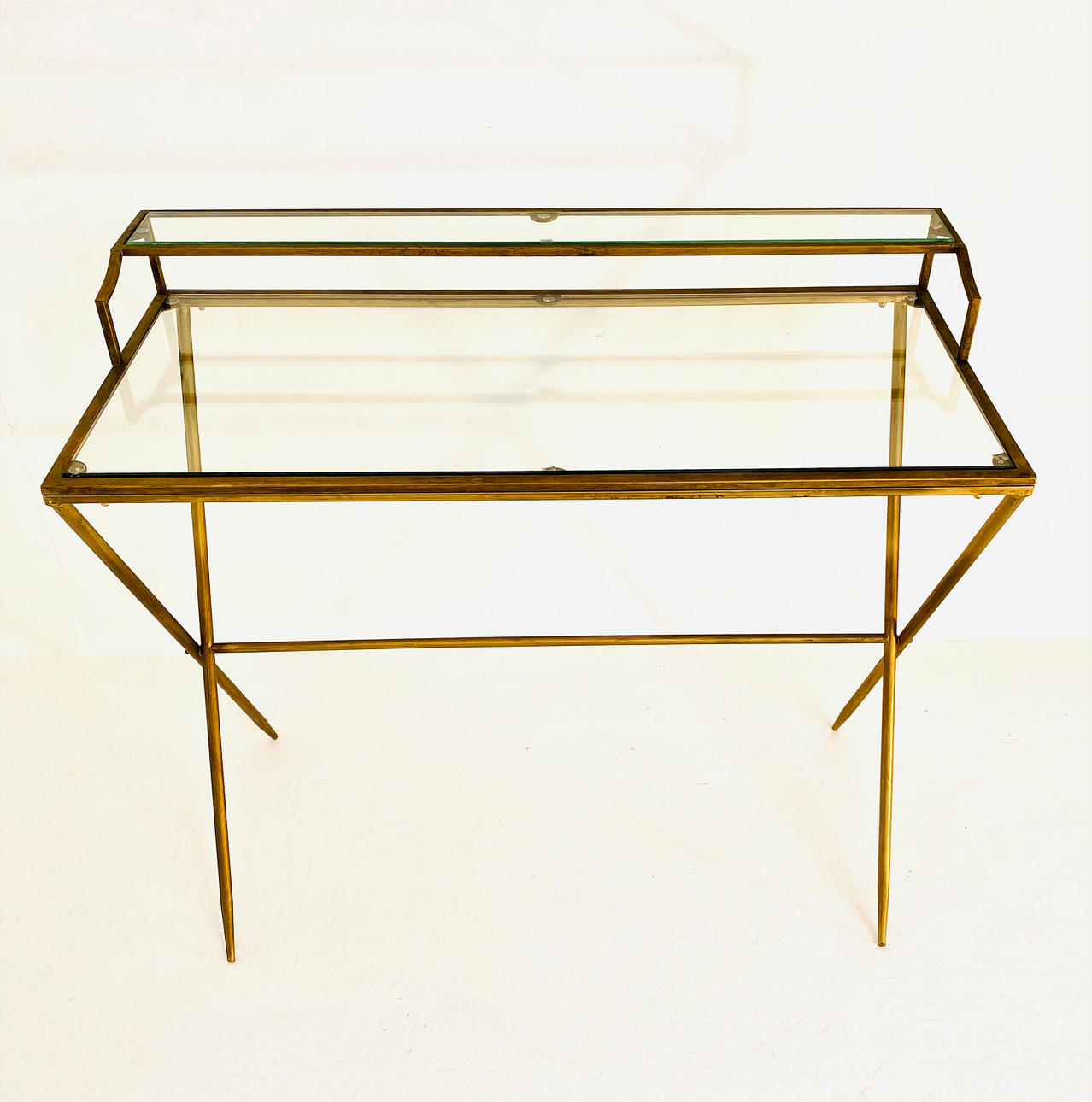 EIN MODERNER SCHREIBTISCH.