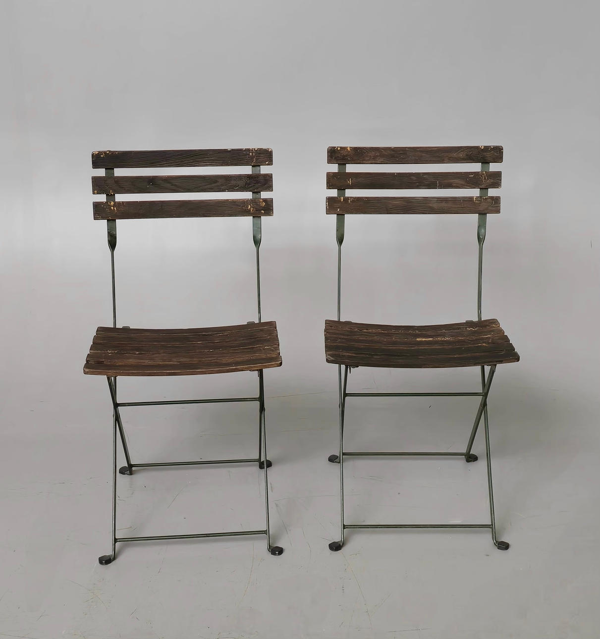 2 STÜHLE AUS HOLZ UND EISEN.