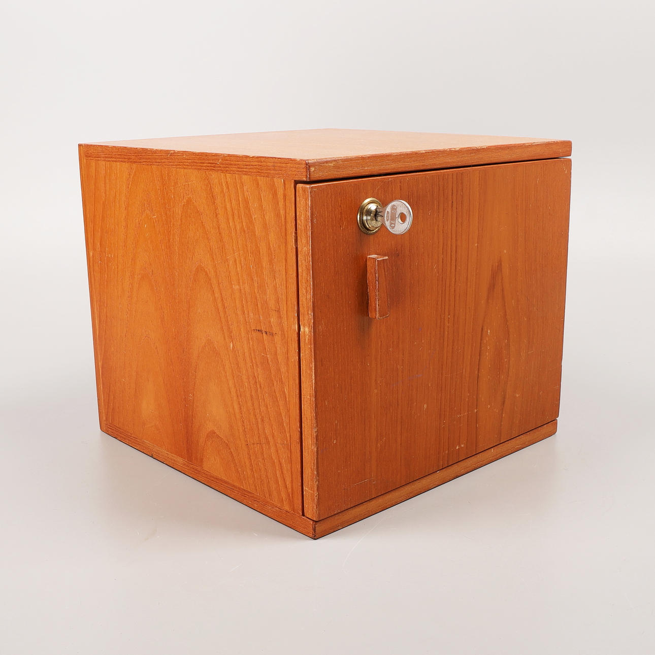 MYNTSKÅP, teak, Lembit, 1970-tal.