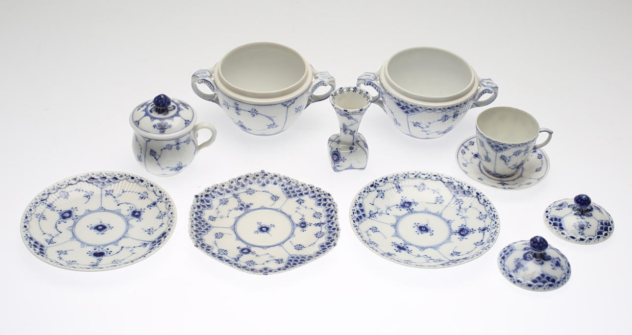 SERVISDELAR, 12 st, porslin, "Musselmalet", Royal Copenhagen.