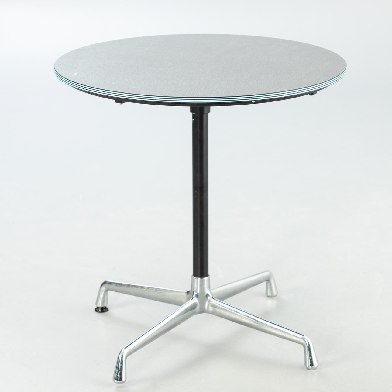 Bistrobord med Charles og Ray Eames, Vitra segmenteret bordramme.