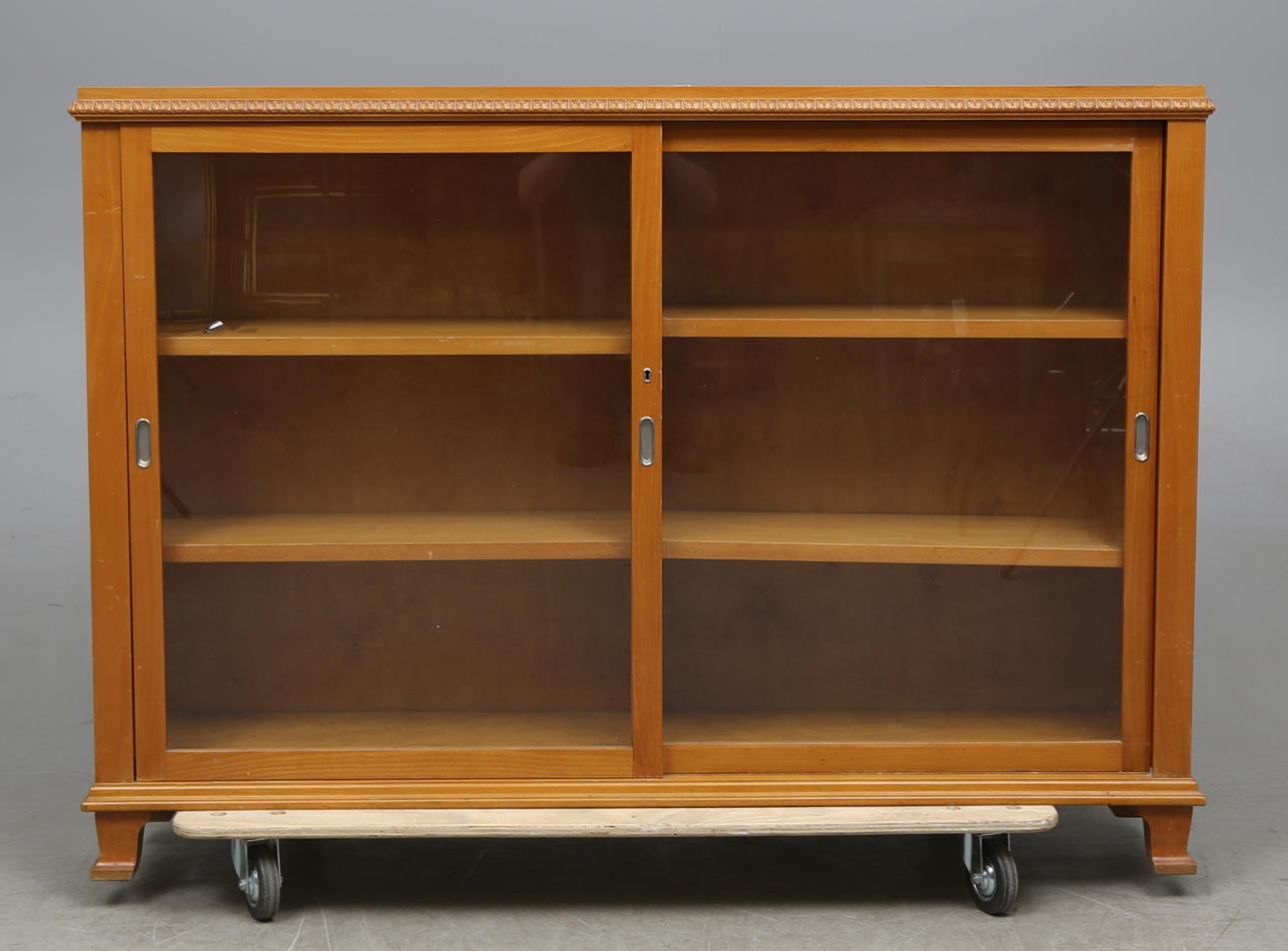 VITRINSKÅP, 1900-talets första hälft.