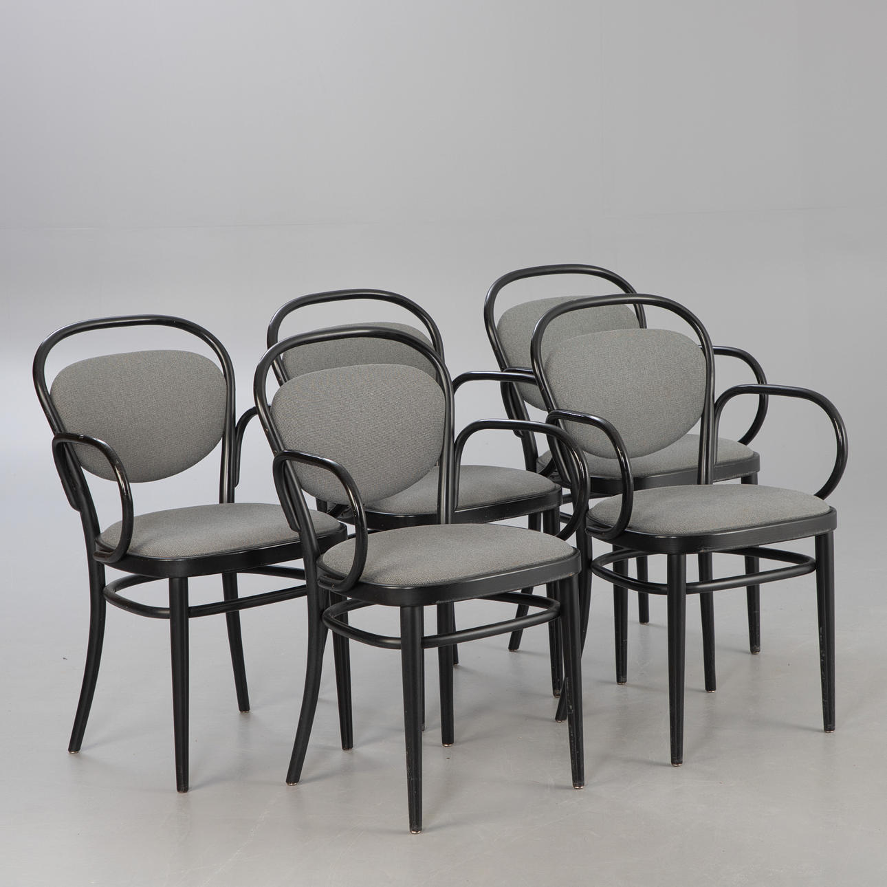 Thonet. 5 stole „215 P“ med armlæn, sort.