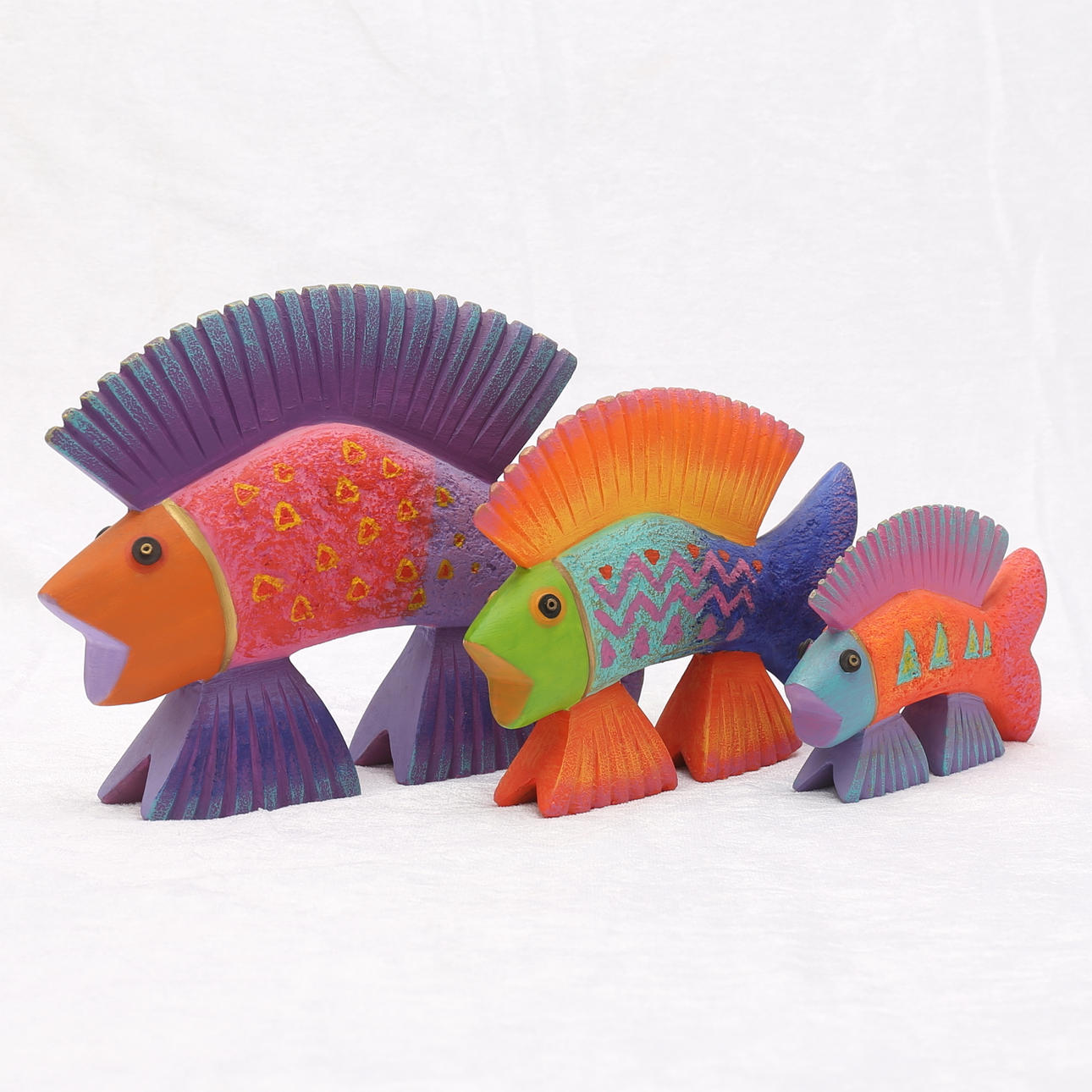 LAUREL BURCH. Figuriner. 3 st, fiskar, keramik, "Ocean Songs", signerade, 1900-talets slut.