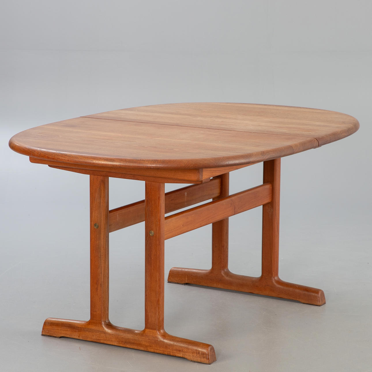 EMC furniture. Extendable teak dining table.
