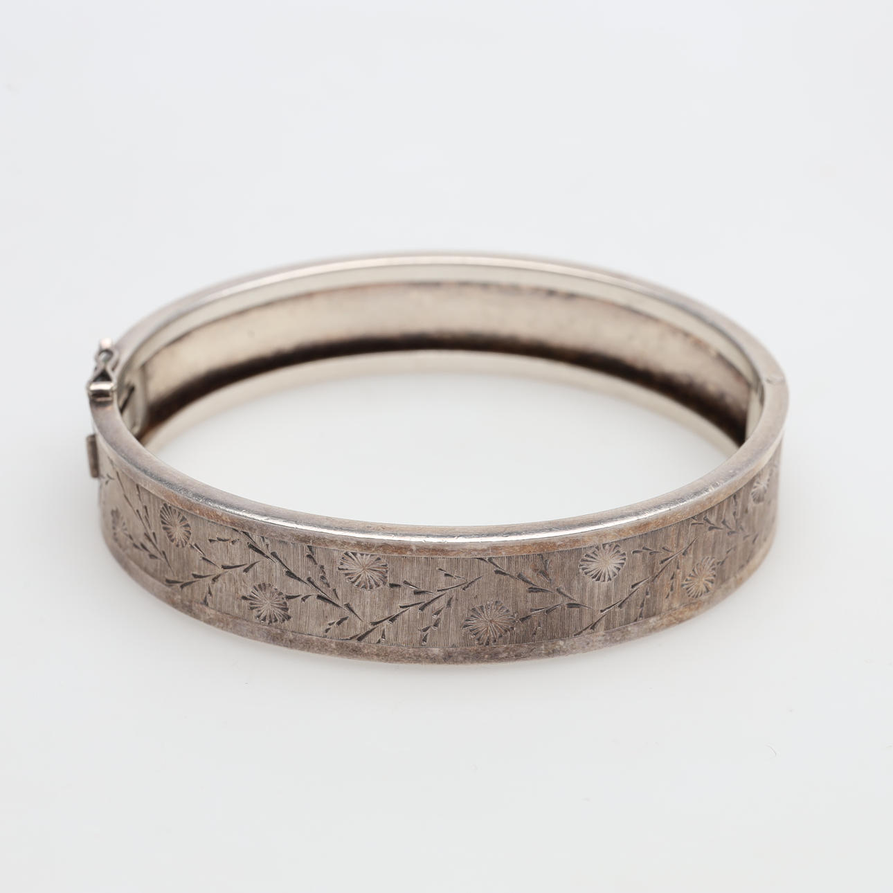 Silver bangle weight approx. 24,5 grams.