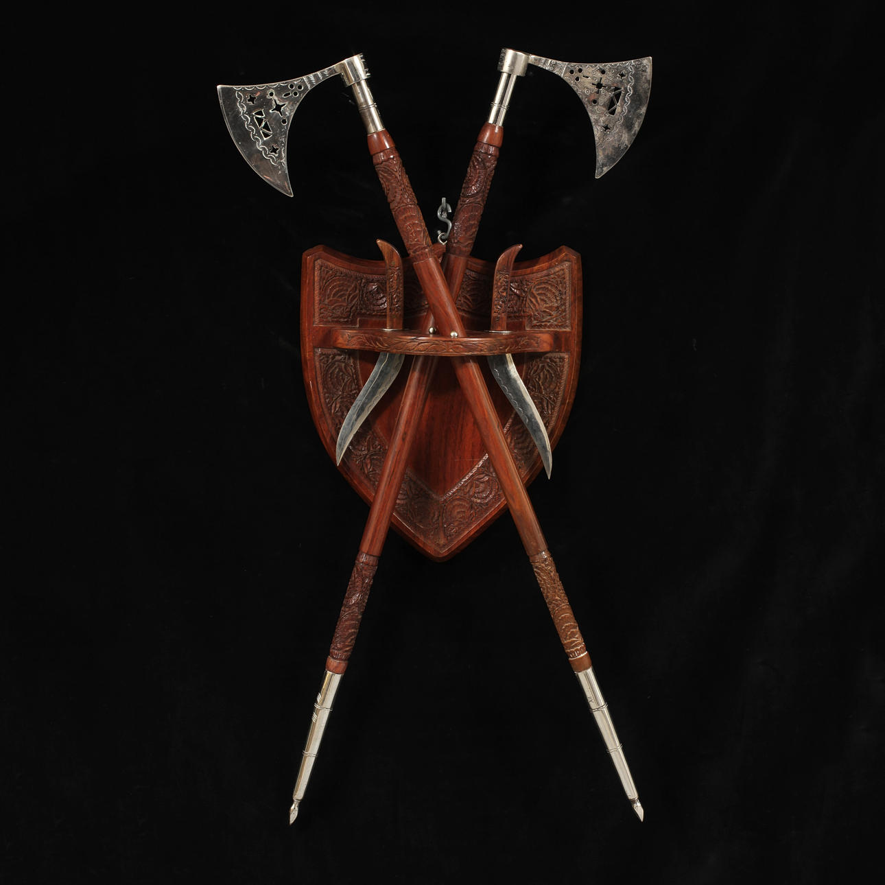 PRYDNADSSKÖLD, med yxor och knivar.