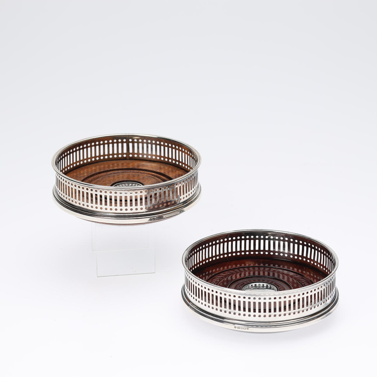 Par flaskebakker / coster af sølv. England (2).