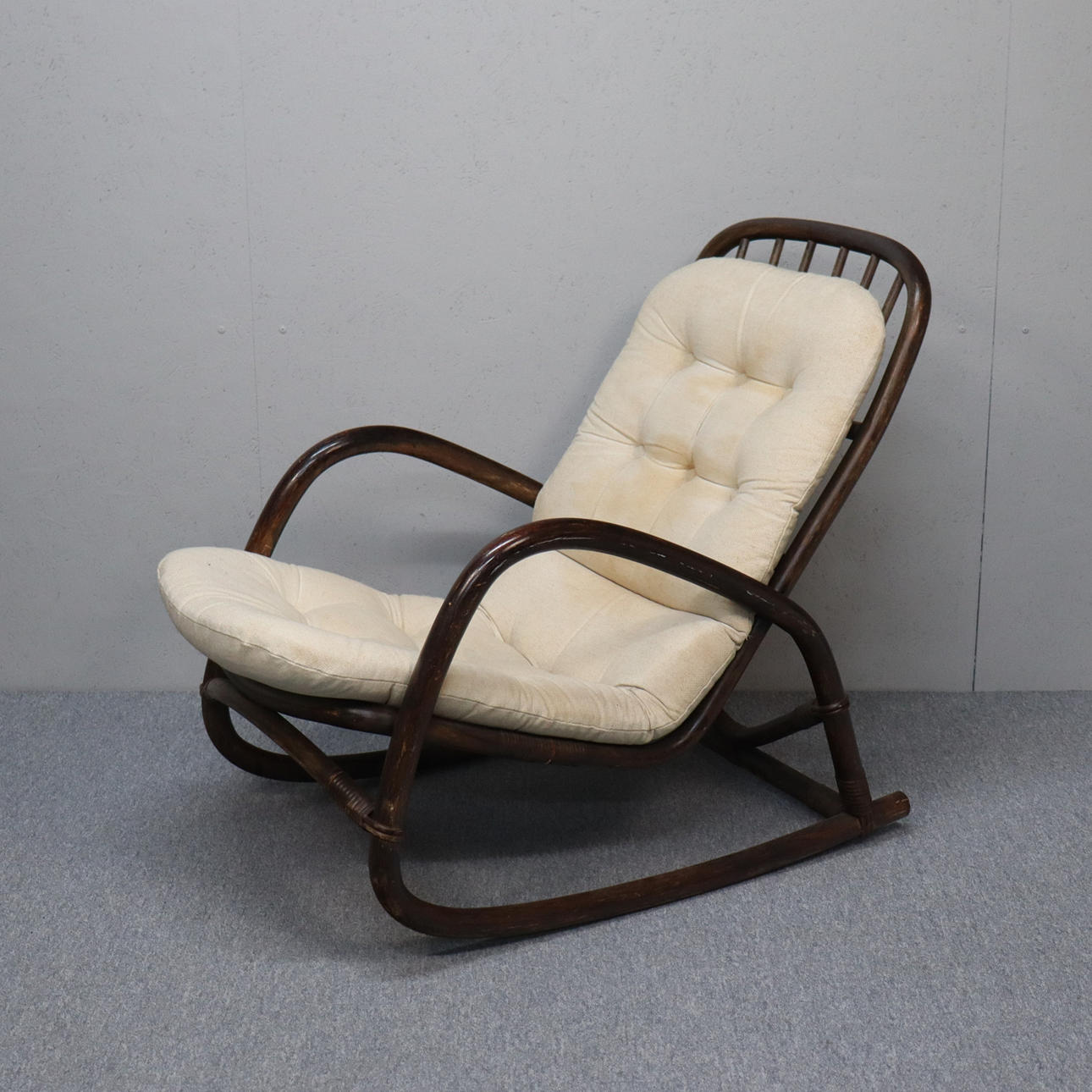 Rottinki keinutuoli.