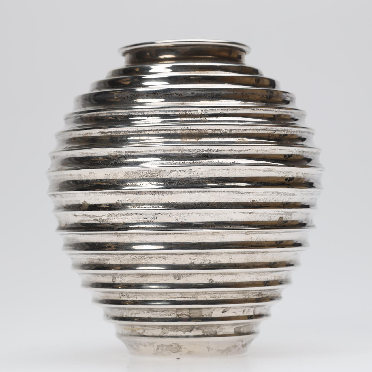 Vas av sterlingsilver med räfflad kropp.