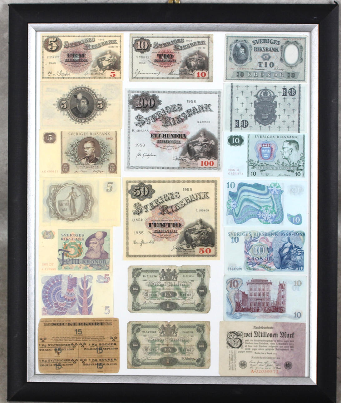 TABLERO CON BILLETES SUECOS, 18 PIEZAS.