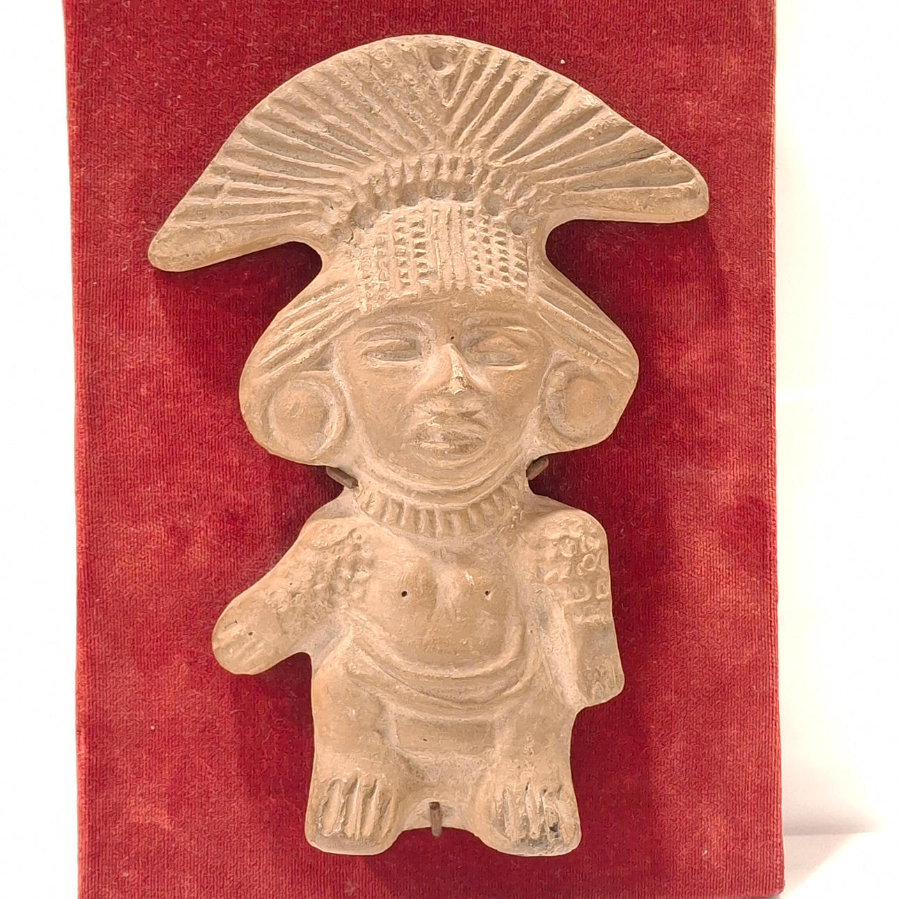 Maya talismanfigur i terracotta på et loft.