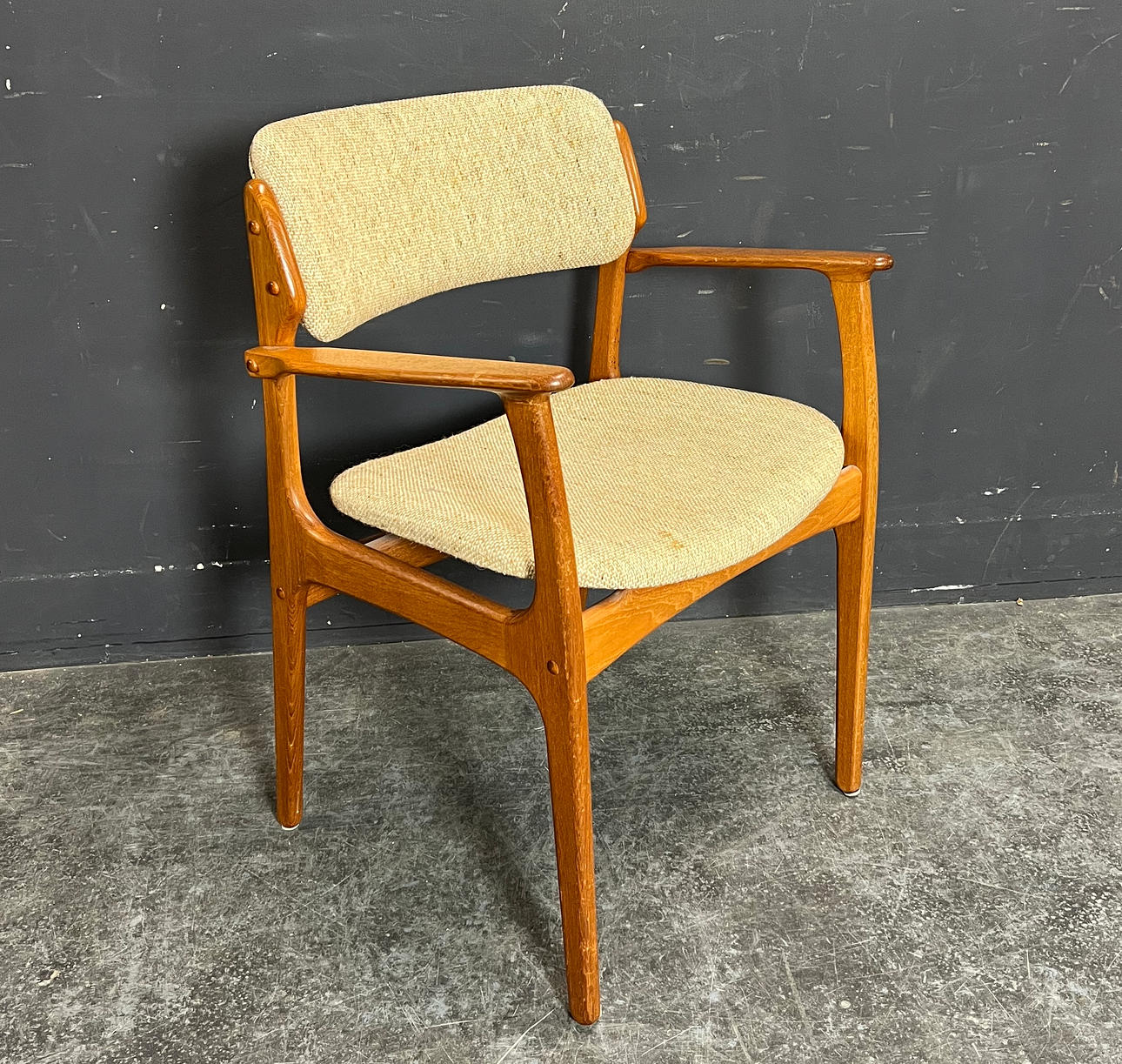 ERIK BUCH. ARMLEHNSTUHL.