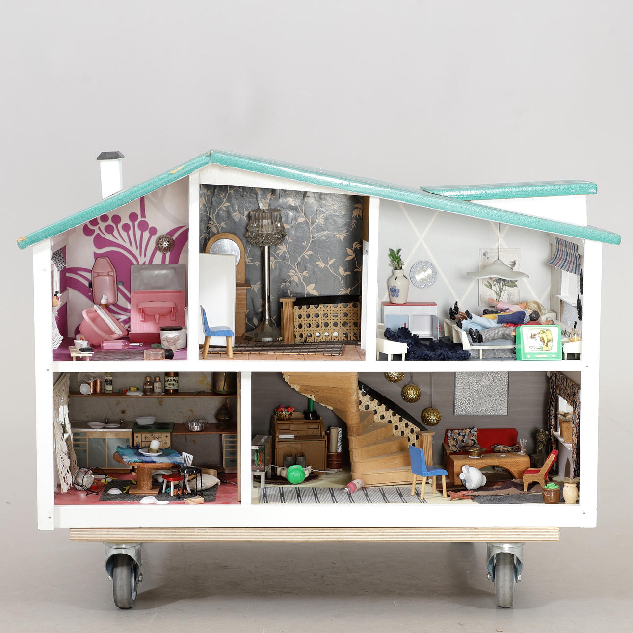 PUPPENHAUS mit Accessoires, Micki. 20. Jahrhundert.